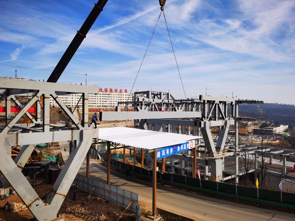 陜煤建設銅煤公司第三項目部承建的王石凹工業(yè)遺址項目游客服務中心跨縣道廊橋順利合攏