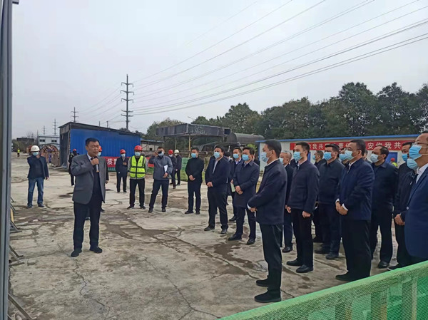 涇陽(yáng)縣縣委書(shū)記拓巍峰、縣長(zhǎng)郝瑞耀一行蒞臨陜煤建設(shè)咸陽(yáng)分公司涇陽(yáng)縣西城保障房項(xiàng)目觀摩調(diào)研