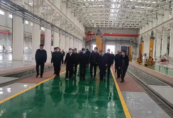 陜煤集團(tuán)陜西鐵路物流集團(tuán)黨委書(shū)記、董事長(zhǎng)趙國(guó)智蒞臨靖神鐵路孟家灣站機(jī)輛中心檢查指導(dǎo)工作