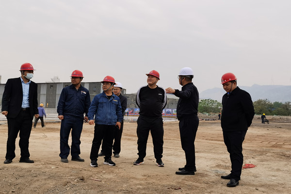 陜鋼集團(tuán)龍鋼公司董事長(zhǎng)陳驍?shù)綑C(jī)械化綜合一次料場(chǎng)檢查指導(dǎo)工作