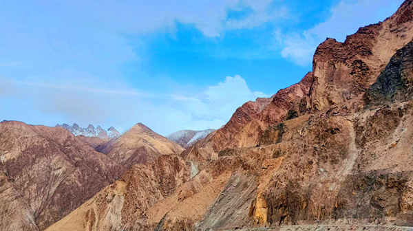 祁連山的風(fēng)，不小心打翻了春的調(diào)色板