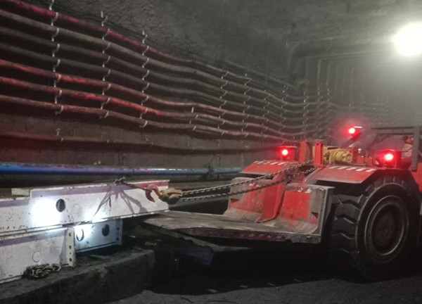 陜煤建設(shè)機(jī)電安裝公司順利完成曹家灘122108帶式輸送機(jī)拆除、回撤工程