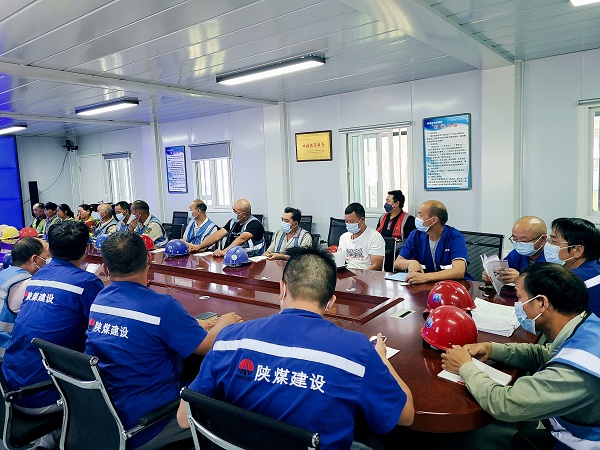 陜煤建設(shè)澄合分公司第十一項目部農(nóng)民工夜?！俺潆姟睘轫椖刻豳|(zhì)“蓄能”