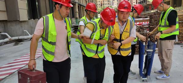 陜煤建設(shè)銅煤公司第十五項(xiàng)目部開展“防風(fēng)險(xiǎn)、除隱患、遏事故”為主題的特種設(shè)備事故應(yīng)急救援演練活動(dòng)