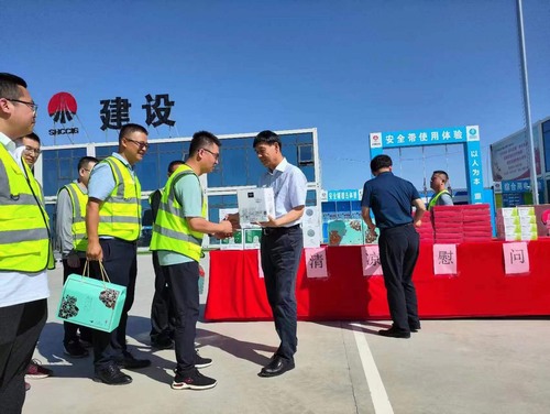 侯本英深入陜北片區(qū)項(xiàng)目開展“送清涼”慰問活動(dòng)