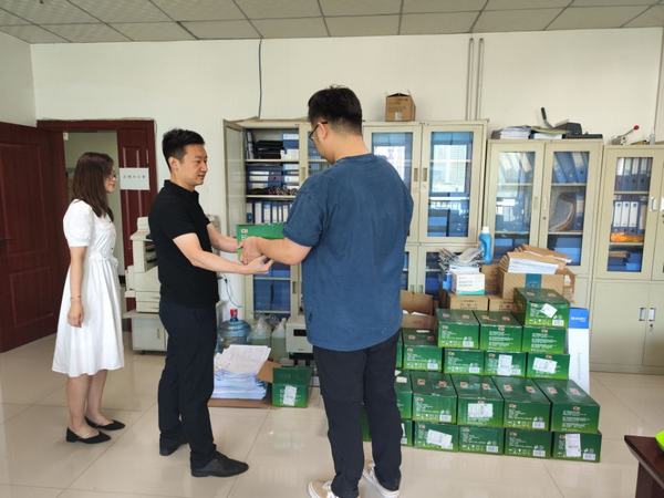 炎炎夏日送清涼，濃濃關(guān)愛沁人心