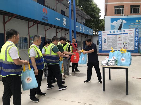 陜煤建設韓城分公司開展“送清涼進一線，為職工辦實事”活動