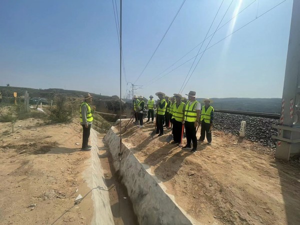 聞“汛”而動(dòng)，陜煤建設(shè)路橋分公司靖神鐵路項(xiàng)目部全力搶修水毀地段工程