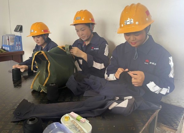 陜煤建設洗選煤運營公司神渭蒲城運營項目部開展“愛心縫補 情系安全”志愿服務活動