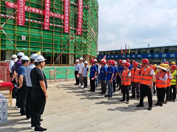 陜煤建設(shè)渭南分公司承建的渭南啟航A、B座工程主體順利封頂