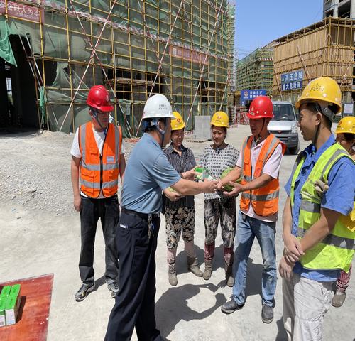 陜煤建設(shè)西北分公司開(kāi)展“高溫慰問(wèn)送清涼，情系基層暖人心”活動(dòng)