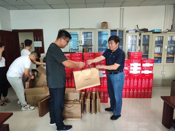 月餅送祝福，情意滿中秋