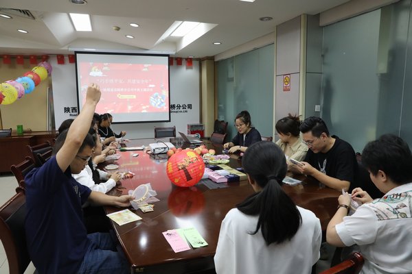 巧手繡平安 共建安全年