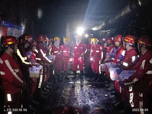 曹家灘礦業(yè)公司領(lǐng)導(dǎo)深入陜煤建設(shè)煤礦運(yùn)營服務(wù)公司 曹家灘項(xiàng)目部開展中秋慰問活動(dòng)