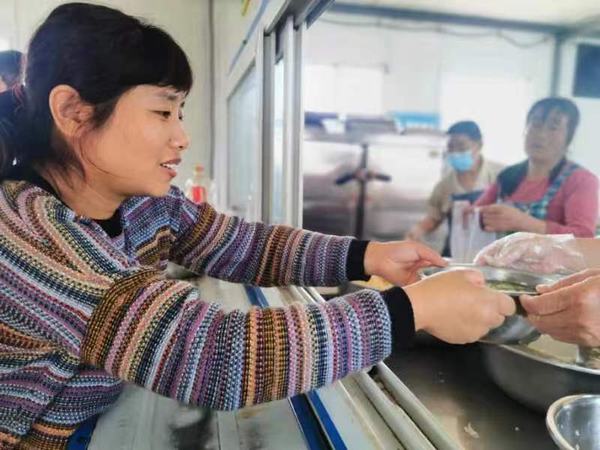 陜煤建設礦建二公司：中秋慰問送真情 免餐關愛暖人心