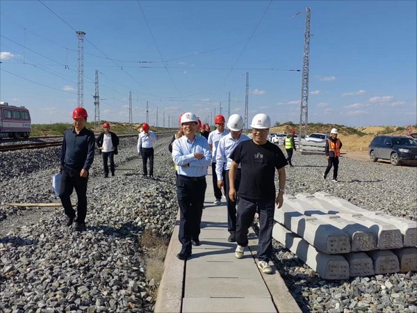 陜西鐵路物流集團(tuán)副總經(jīng)理李博一行深入靖神鐵路項(xiàng)目檢查指導(dǎo)