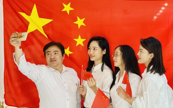 陜煤建設(shè)項目開發(fā)公司：“與國旗合影，身披榮光 ”