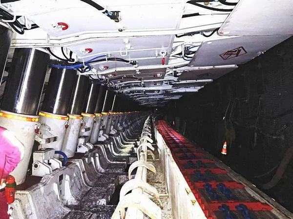 陜煤建設(shè)煤礦運(yùn)營(yíng)服務(wù)分公司：巴拉素項(xiàng)目部2101工作面安裝會(huì)戰(zhàn)正酣