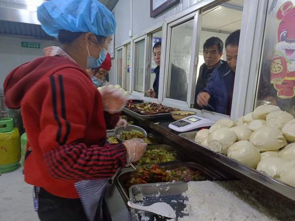 陜煤建設礦建二公司王峰項目部：加強后勤保障 打響疫情“保胃戰(zhàn)”