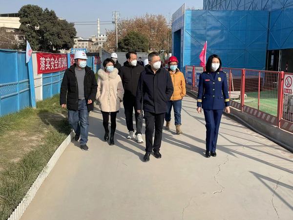 西安市新城區(qū)委常委、副區(qū)長楊珩蒞臨陜煤建設(shè)新城公司第二項目部檢查指導(dǎo)工作