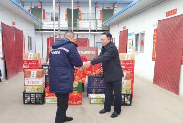 陜煤建設(shè)礦建二公司經(jīng)理白鳳忠前往施工一線進(jìn)行春節(jié)慰問