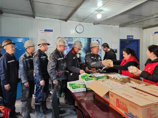 陜煤建設(shè)礦建三公司：當(dāng)“三八節(jié)”遇上“雷鋒日”，綻放最美志愿紅