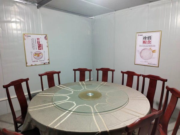 美食飄香沁心脾 窗明幾凈暖心田