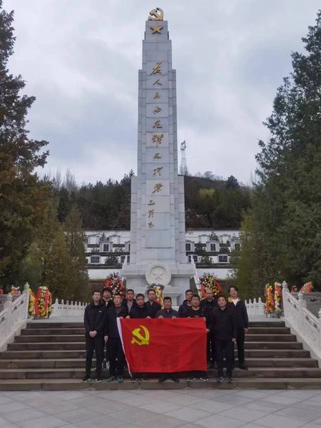 陜煤建設(shè)礦建二公司車村項目部黨支部開展“祭掃烈士陵園緬懷革命先烈”活動