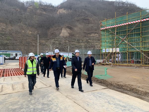 陜西彬長集團有限公司董事長、黨委書記一行蒞臨陜煤建設天工公司承建的儲煤倉工地檢查指導工作