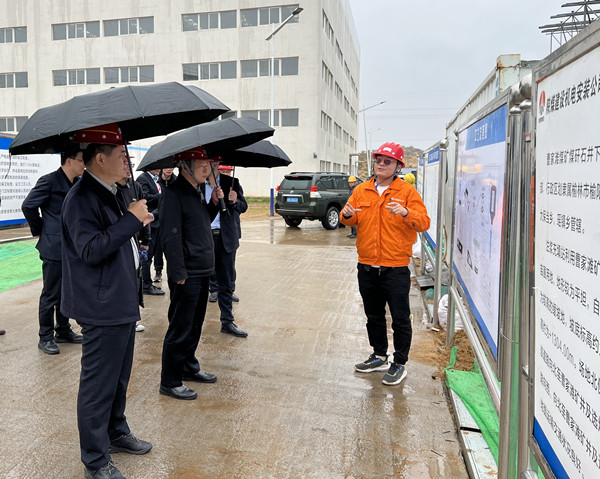 榆林市副市長王華勝蒞臨陜煤建設機電安裝公司施工現(xiàn)場進行環(huán)保調研