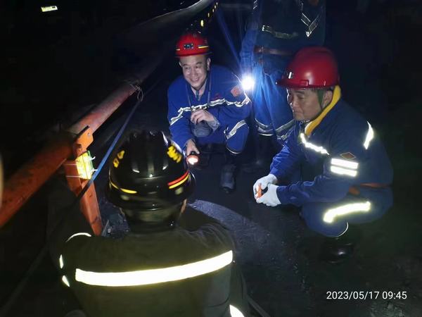 黃陵建莊礦業(yè)有限公司董事長雷貫亮深入陜煤建設(shè)礦建二公司建莊項目部檢查安全質(zhì)量標準化工作