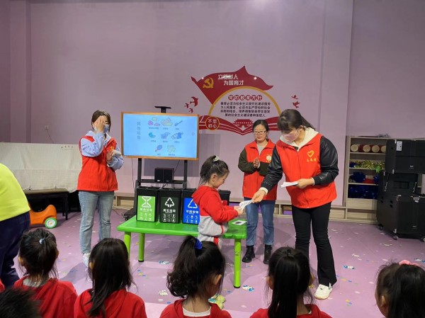 陜煤建設(shè)機(jī)電安裝公司垃圾分類進(jìn)校園爭(zhēng)做環(huán)?！靶∵_(dá)人”