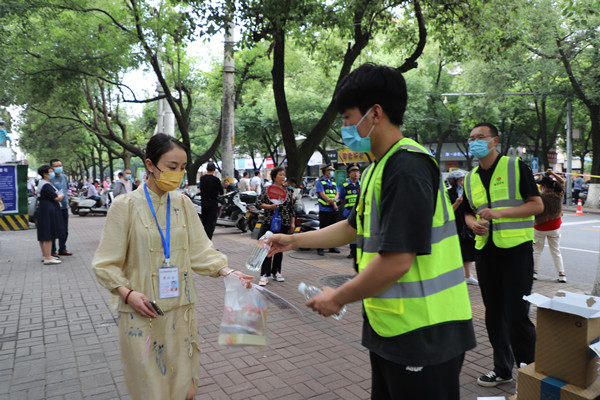 陜煤建設(shè)漢中分公司助力高考獻愛心 情系考生送清涼