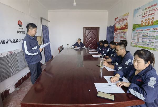 陜煤建設(shè)洗選煤運(yùn)營公司第七項目部：拒三違遵章保安全，寄思念家書報平安