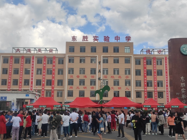 陜煤建設(shè)銅煤公司第五項(xiàng)目部開展“助力中考，愛心送水”志愿服務(wù)活動(dòng)