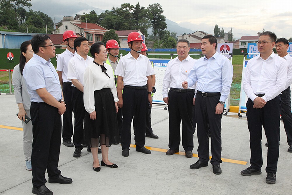 陜煤集團(tuán)黨委書記、董事長(zhǎng)張文琪視察建設(shè)集團(tuán)承建的漢陰縣實(shí)驗(yàn)中學(xué)項(xiàng)目