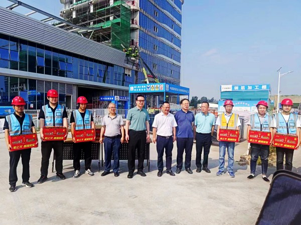 中電科西北公司副總經(jīng)理薛敏蒞臨北斗項目開展“送清涼”慰問活動