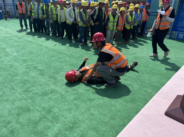 陜煤建設(shè)漢中分公司第二項(xiàng)目部組織開(kāi)展高溫防中暑應(yīng)急演練