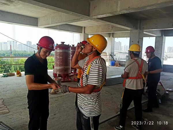 陜煤建設(shè)渭南分公司第一項(xiàng)目部：你戰(zhàn)高溫，我送清涼，這個(gè)夏天不服“暑”！