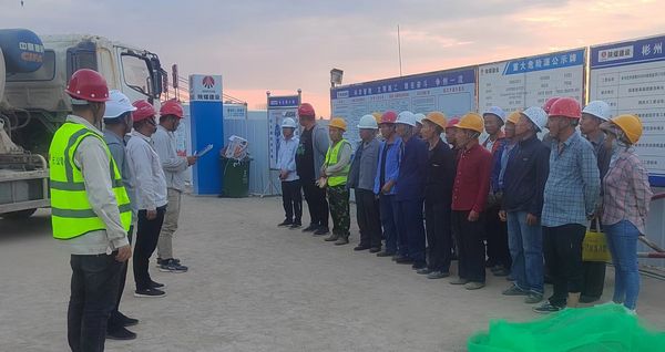 陜煤建設(shè)天工公司承建的彬長(zhǎng)低熱值煤660MW超超臨界CFB示范項(xiàng)目?jī)?chǔ)煤筒倉(cāng)滑模施工順利開(kāi)滑