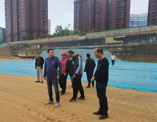 榆林市城市投資房地產(chǎn)開(kāi)發(fā)有限公司執(zhí)行董事、總經(jīng)理徐鯤一行蒞臨榆溪圣境項(xiàng)目檢查指導(dǎo)工作