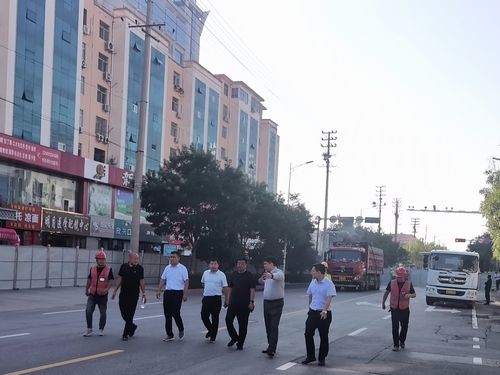 榆林市住建局黨組書(shū)記、局長(zhǎng)紀(jì)磊一行蒞臨上郡北路道路綜合整治提升工程檢查指導(dǎo)工作