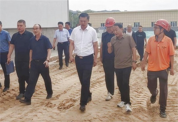 綏德縣縣委副書(shū)記、縣長(zhǎng)王誠(chéng)一行蒞臨陜煤建設(shè)路橋分公司綏德縣第二凈水廠(chǎng)工程調(diào)研