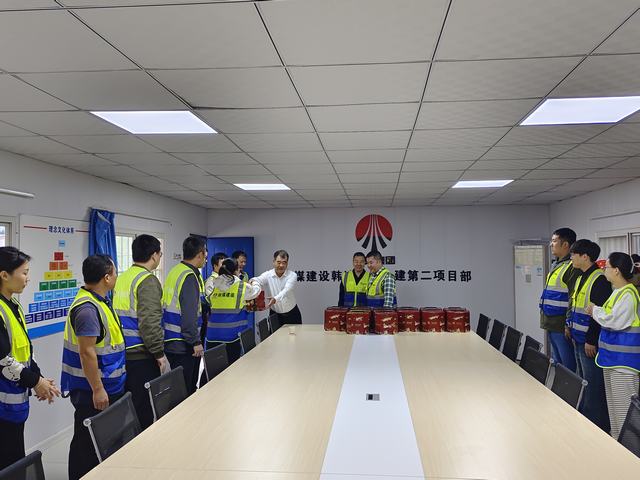 陜煤建設(shè)韓城分公司開(kāi)展“喜迎雙節(jié) 溫暖一線”重點(diǎn)工程慰問(wèn)活動(dòng)