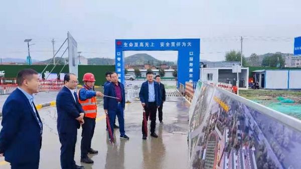 陜煤集團(tuán)紀(jì)檢監(jiān)察三室主任楊勝利、鄉(xiāng)村振興辦副主任楊偉一行到陜煤建設(shè)天工公司承建的漢陰實驗中學(xué)項目檢查指導(dǎo)工作