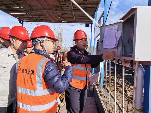 陜煤建設(shè)天工公司新疆第一項(xiàng)目部開(kāi)展“小問(wèn)題、大隱患、堵漏洞、保安全”活動(dòng)