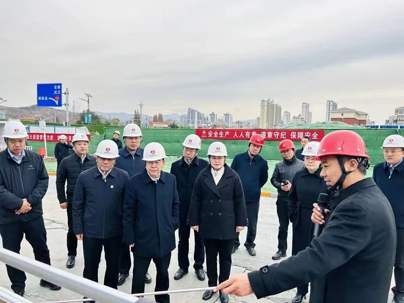 陜煤集團黨委副書記、董事、總經(jīng)理趙福堂視察建設(shè)集團承建的漢陰縣實驗中學(xué)項目