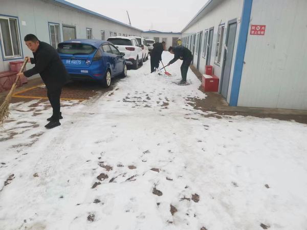 陜煤建設(shè)煤礦運(yùn)營(yíng)服務(wù)分公司：“防風(fēng)雪、保安全” 我們?cè)谛袆?dòng)