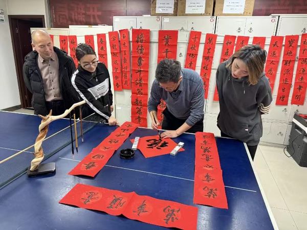 陜煤建設(shè)礦建二公司開展“翰墨飄香 迎新春 寫春聯(lián) 送祝?！被顒?></div>
                                <div   id=