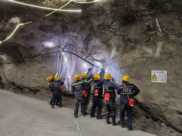 陜煤建設(shè)機(jī)電安裝公司酒鋼項(xiàng)目部齊心協(xié)力攻堅(jiān)電纜敷設(shè)